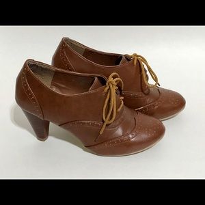 Women’s Vintage Lace-Up Heeled Oxford